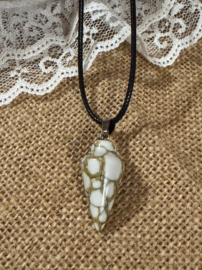 20" White Howlite Stone Point Pendant Necklace