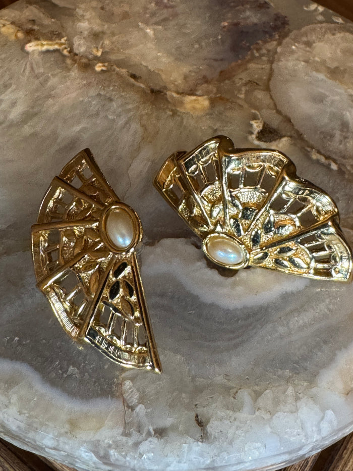 Avon “Moonlight Lace” Gold Tone Fan Earrings with Faux Pearl – Vintage 1988