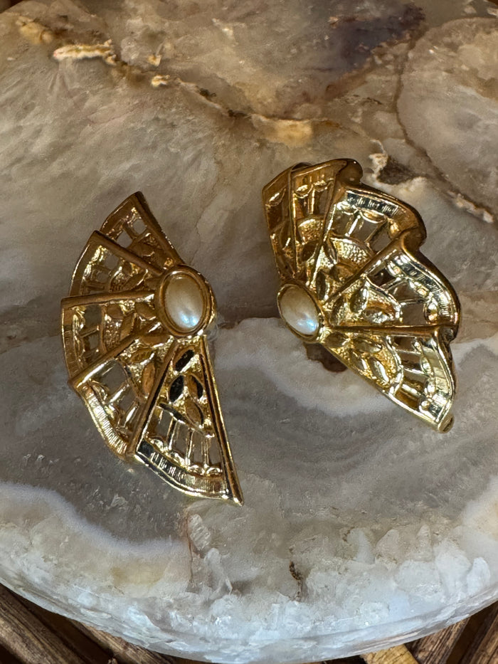 Avon “Moonlight Lace” Gold Tone Fan Earrings with Faux Pearl – Vintage 1988