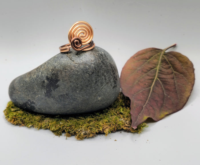 Copper and brown coloured wire ring