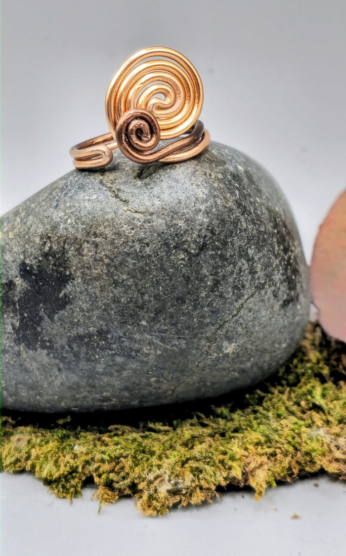 Copper and brown coloured wire ring