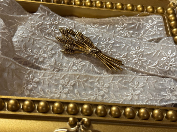 Vintage Gold-Tone Wheat Sheaf Brooch with Classic 1950s Elegance