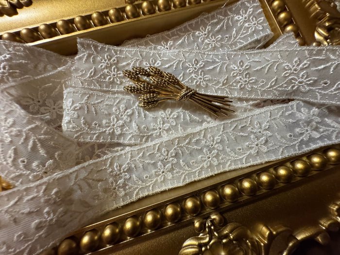 Vintage Gold-Tone Wheat Sheaf Brooch with Classic 1950s Elegance