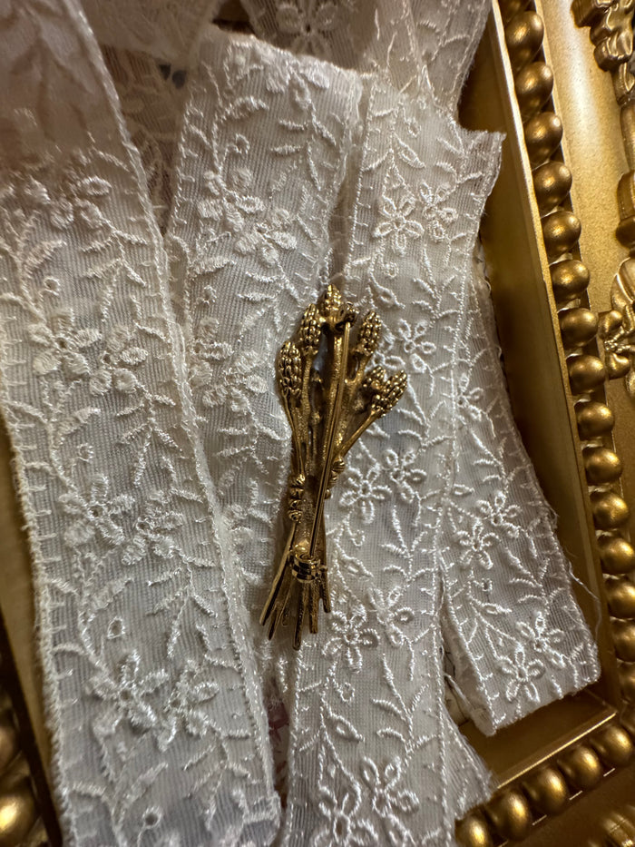 Vintage Gold-Tone Wheat Sheaf Brooch with Classic 1950s Elegance